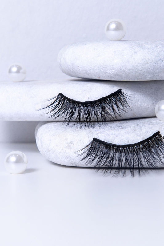 Magnetic Elegance: Quantum Lashes – Elevate Your Beauty with Effortless Glamour!